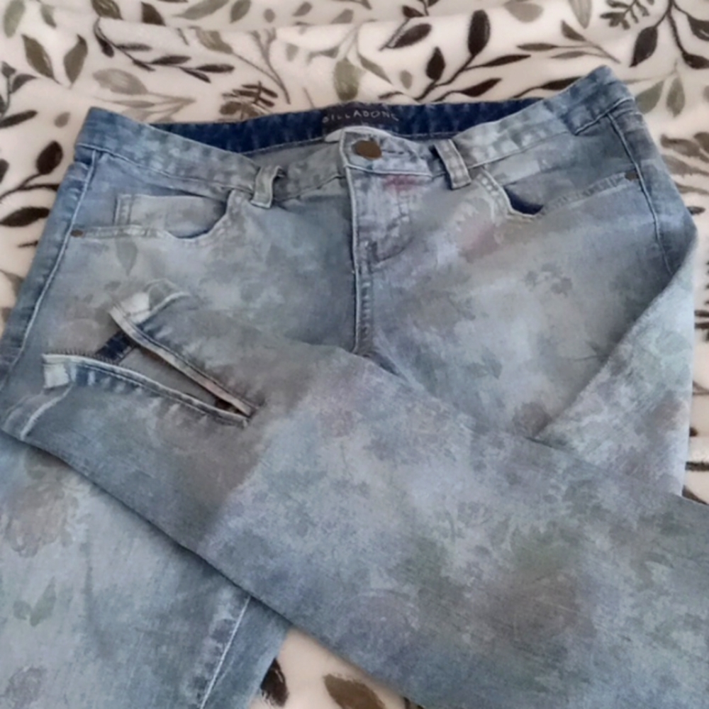 NWOT, Billabong Seeker Skinny Jeans, faded flower 🌸 print, Size 27.